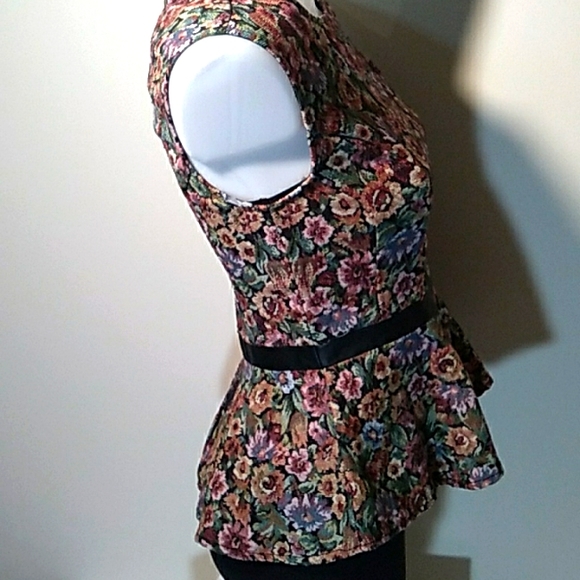 FLORAL TAPESTRY SLEEVELESS TOP BCBGeneration - Picture 7 of 10